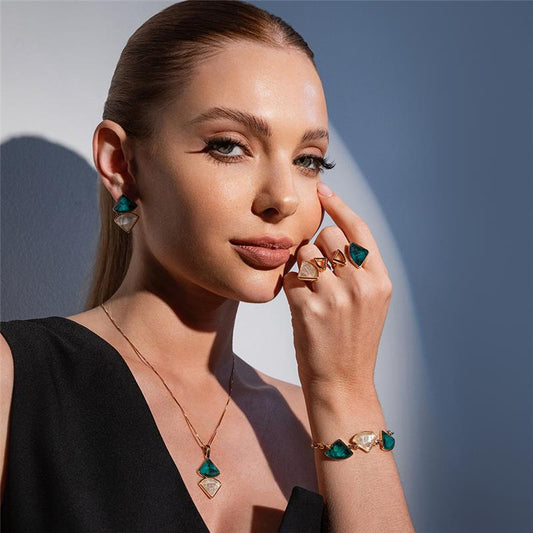 Anel Possebon Folheado a Ouro - Pedra Natural Esmeralda