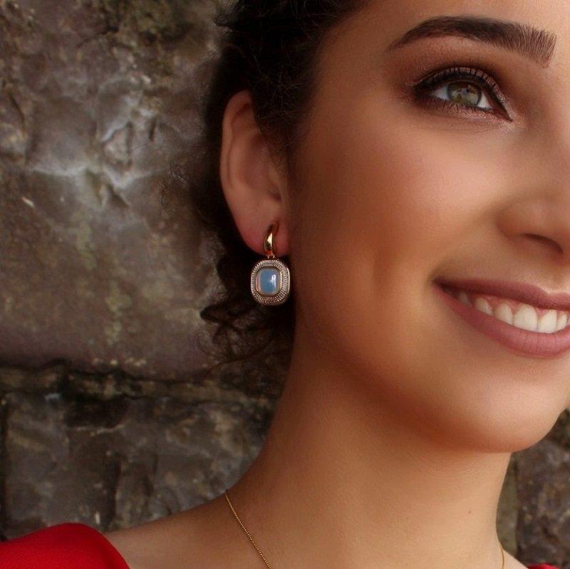 Brinco Brilhato Pedras Naturais Brasileiras — Folheado a Ouro