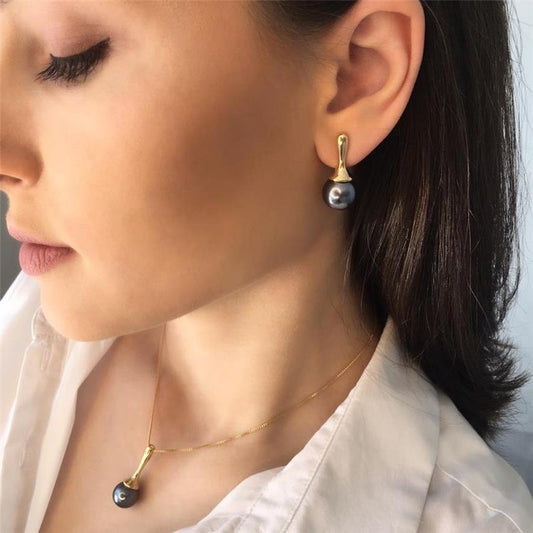 Conjunto Brilhato folheado a ouro com pérola shell branca — Coleção Pérolas, referência 030250885