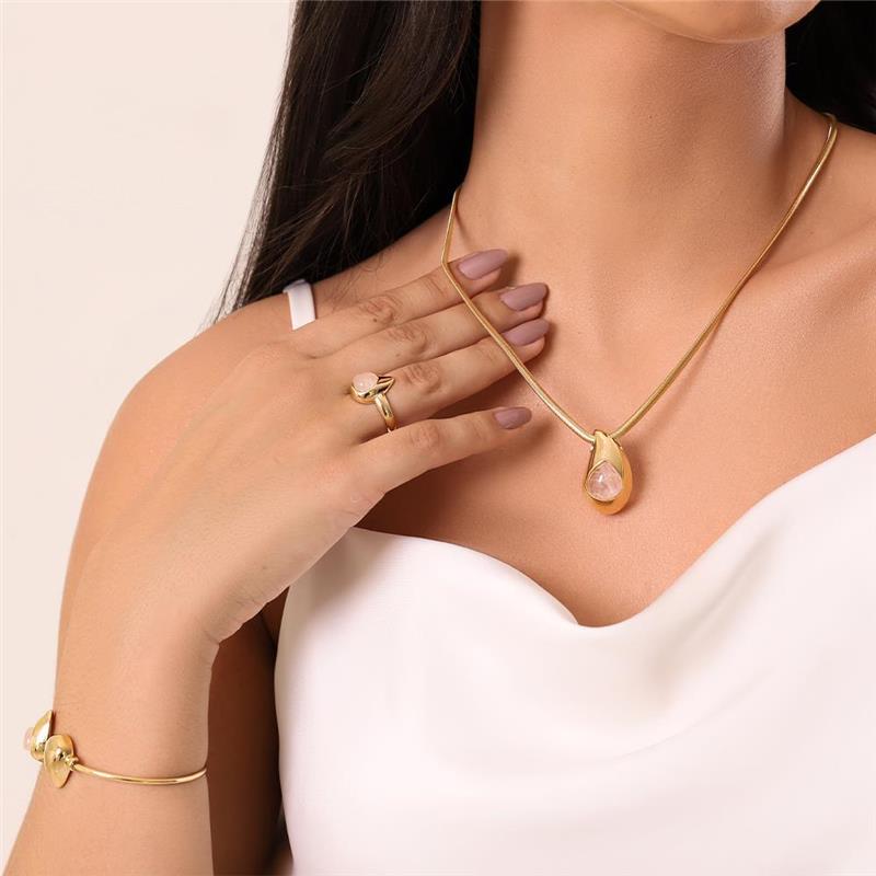 Anel folheado a ouro com pedra cabochão gota