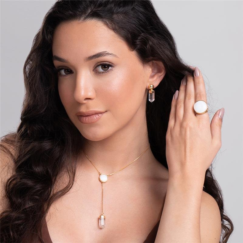 Brinco Brilhato Rústica Prisma — Folheado a Ouro na modelo