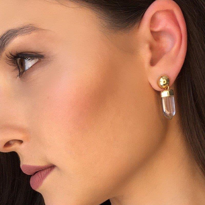 Brinco Brilhato Rústica Prisma — Folheado a Ouro na modelo