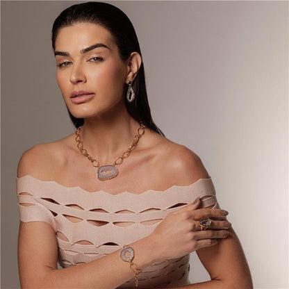 Brinco Brilhato Raridade Geodo Natural — Folheado a Ouro na modelo