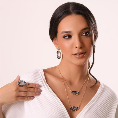 Brinco Brilhato Raridade Geodo Natural — Folheado a Ouro na modelo