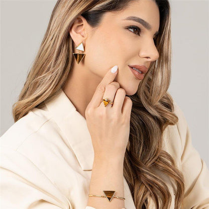 Brinco Brilhato Geométrica Triângulo — Folheado a Ouro na modelo