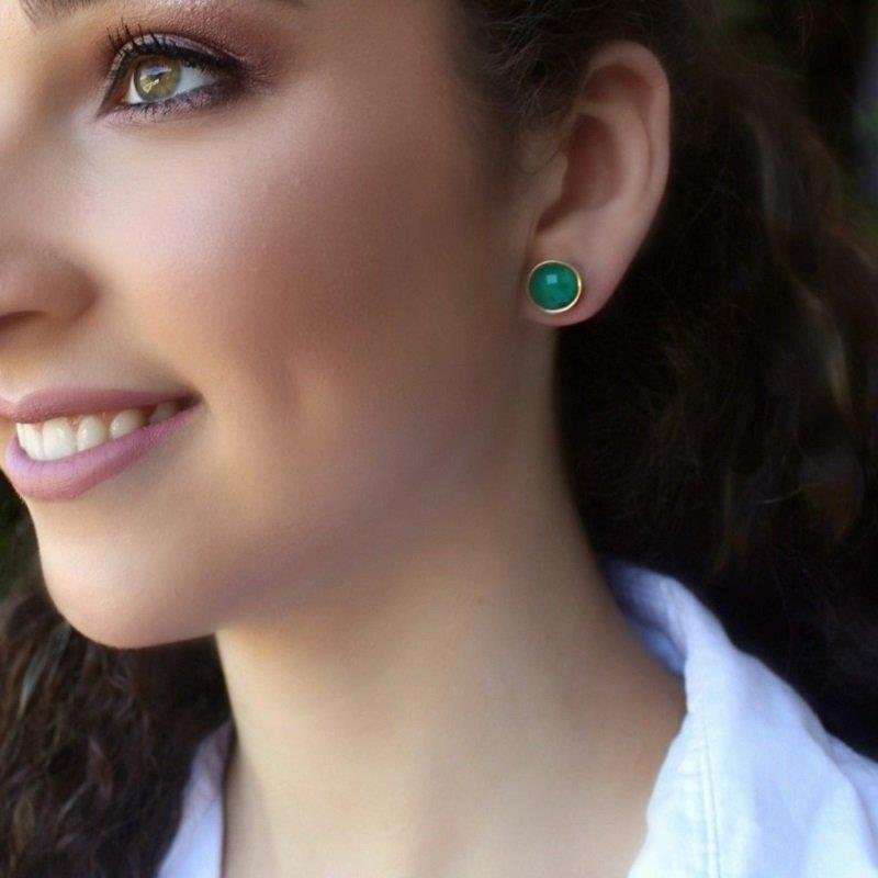 Brinco Brilhato Glamour Esmeralda Redonda — Folheado a Ouro na modelo