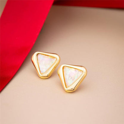 Brinco Radiante detalhe pedra facetada triangular