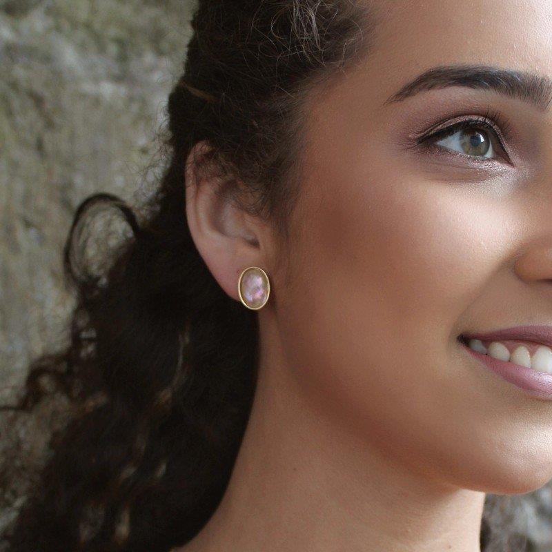 Brinco Brilhato Pedras Naturais Brasileiras — Folheado a Ouro
