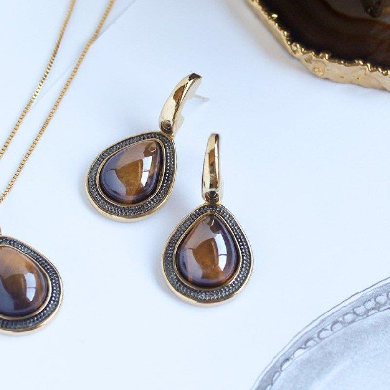 BRINCO FOLHEADO A OURO E RÓDIO NEGRO COM EFEITO PEROLADO