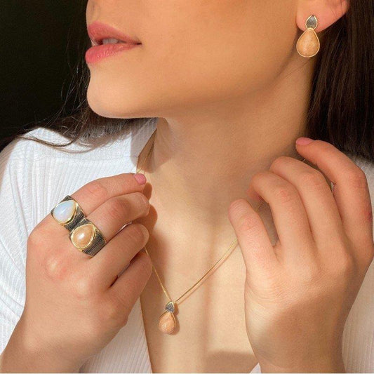 BRINCO FOLHEADO A OURO E RÓDIO NEGRO COM EFEITO PEROLADO