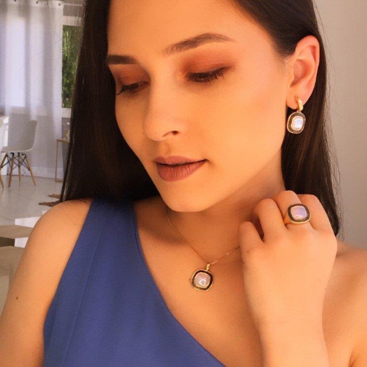 BRINCO FOLHEADO A OURO E RÓDIO NEGRO COM EFEITO PEROLADO