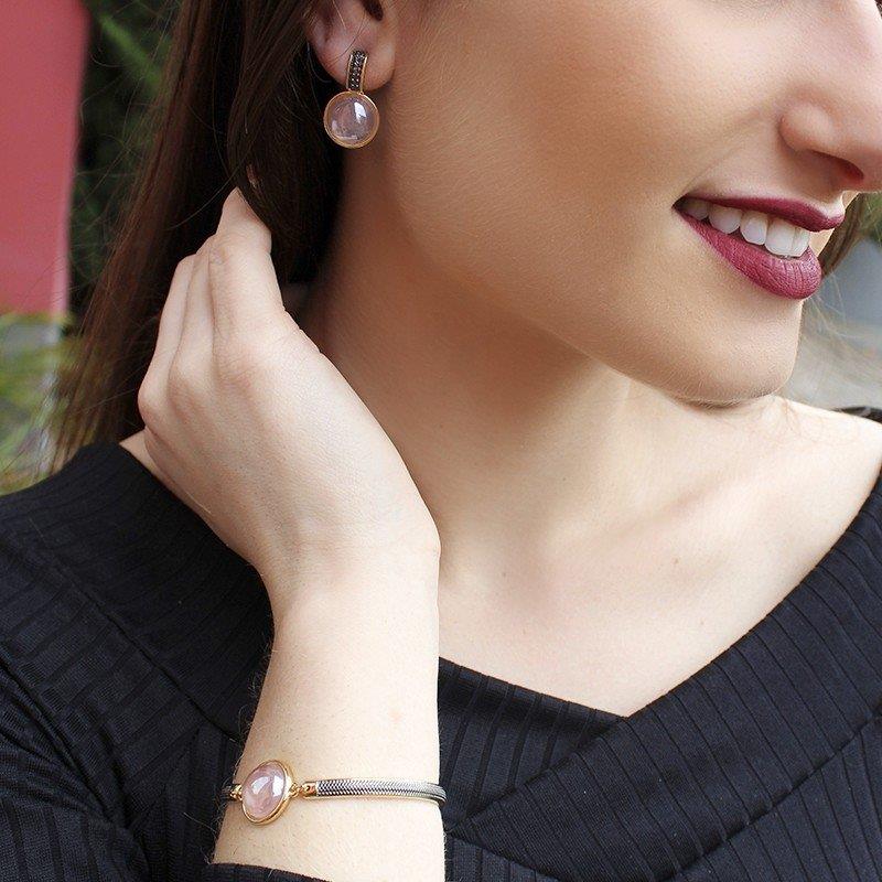 BRINCO FOLHEADO A OURO E RÓDIO NEGRO COM EFEITO PEROLADO