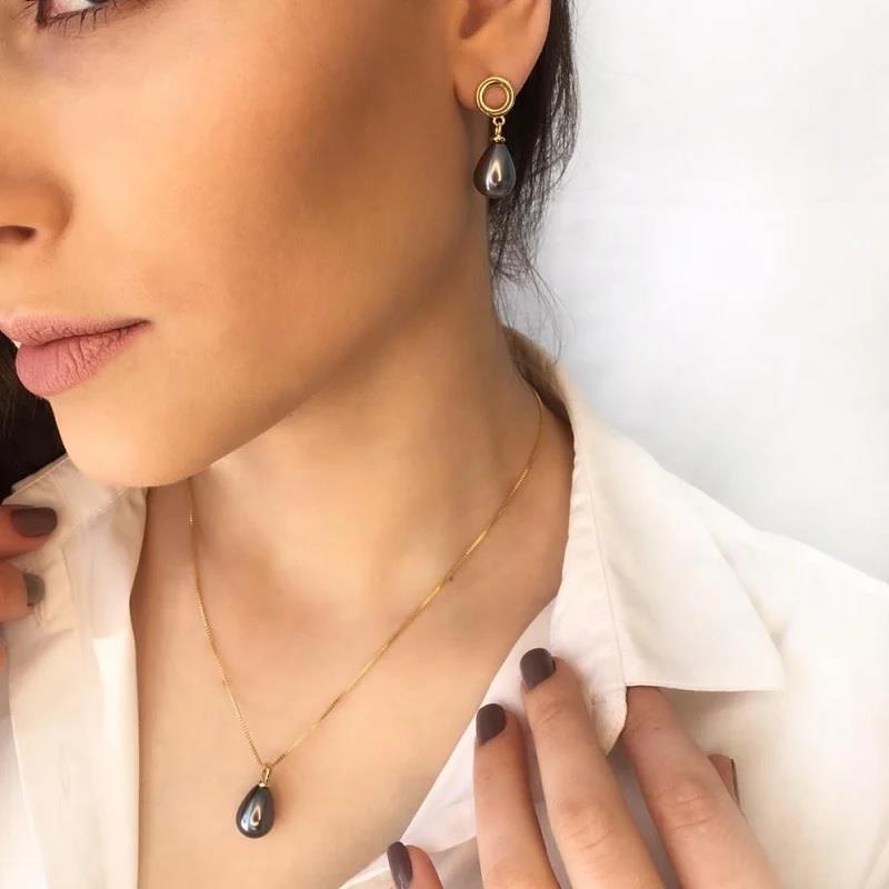 Conjunto Brilhato folheado a ouro com pérolas shell em gota — Coleção Pérolas, referência 030250886