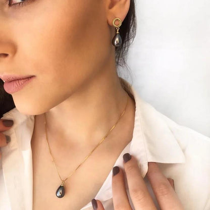 Conjunto Brilhato folheado a ouro com pérolas shell em gota — Coleção Pérolas, referência 030250886