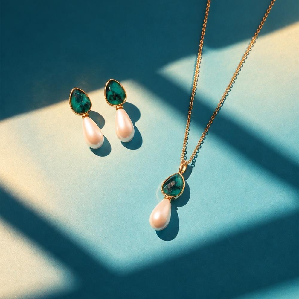 Conjunto folheado a ouro pérola shell branca e esmeralda Coleção Preciosa