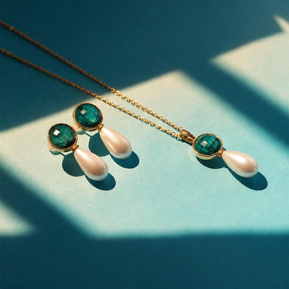 Conjunto folheado a ouro pérola shell branca e esmeralda Coleção Preciosa