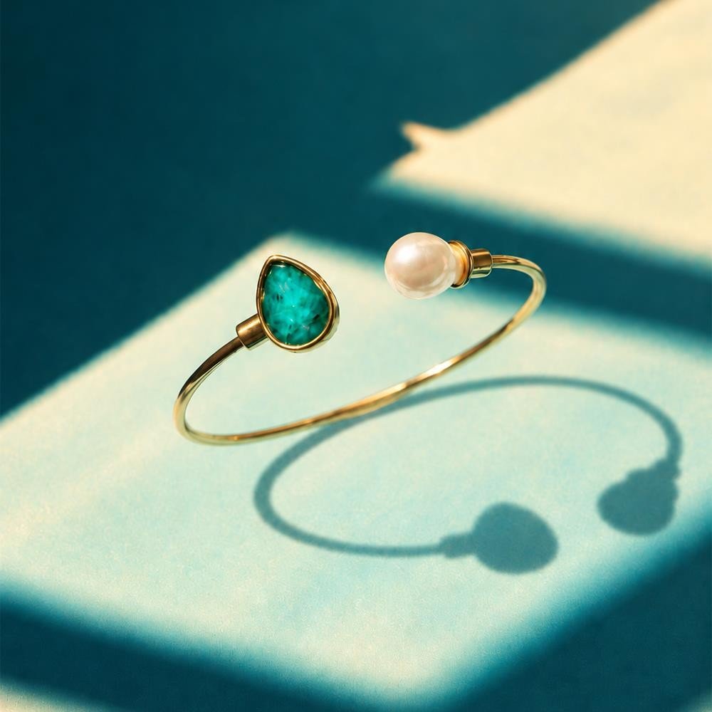Pulseira folheada a ouro pérola shell branca e esmeralda Coleção Preciosa