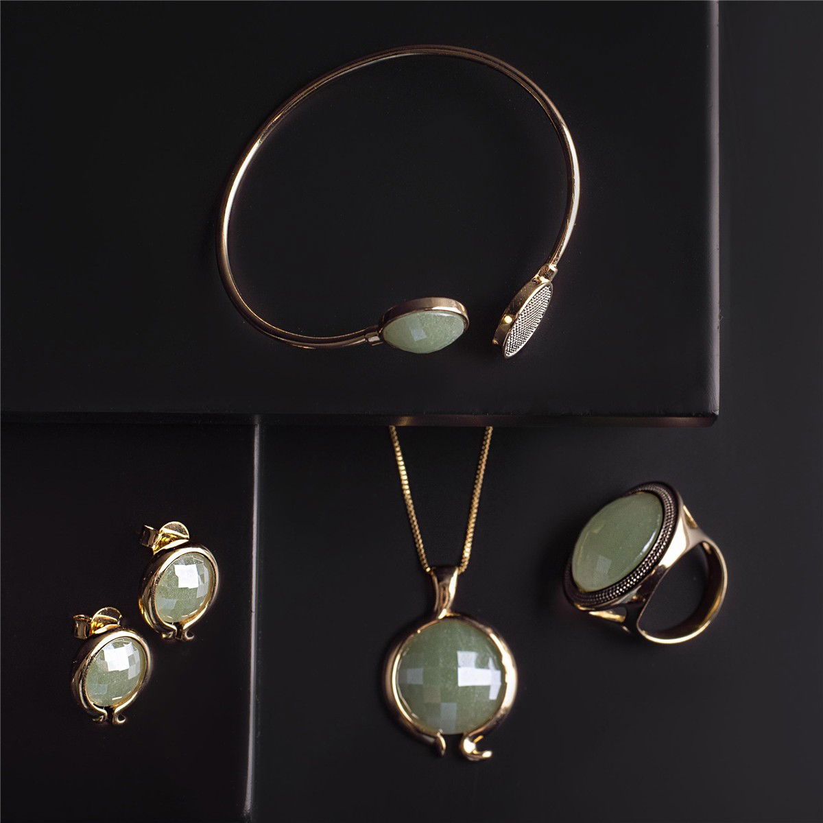 Pulseira Possebon Folheada a Ouro e Ródio Branco - Pedra Natural Quartzo Rosa